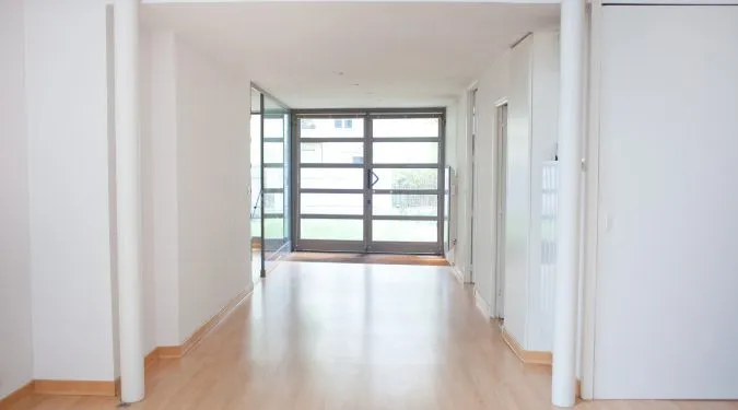 Vue pièce principale loft avec jardin à vendre sur Tours Centre quartier cathédrale | GAUTARD Immobilier transactions