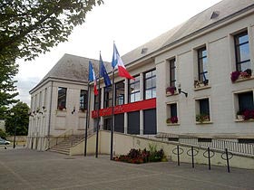 La mairie de La Riche en centre ville avec de nombreux commerces à proximité