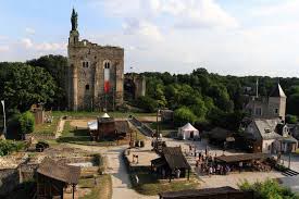 La forteresse de Montbazon accueille de nombreux touristes chaque année. Elle n'est pas loin du célèbre chateau d'artigny