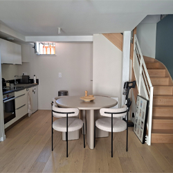 Vue cuisine aménagée et accès étage appartement DUPLEX Type 2 de 40 m2 env. à louer sur Tours Centre à proximité de La Loire | GAUTARD Immobilier Gestion Locative
