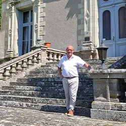 François GAUTARD devant le Château Hôtel à proximité du Puy du Fou pour investir dans une chambre et bénéficiez d'une rentabilité de plus de 8% | GAUTARD Immobilier Transactions