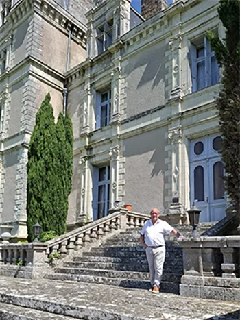 François GAUTARD devant le Château Hôtel 4 étoiles avant rénovation pour investir à proximité du puy du fou.