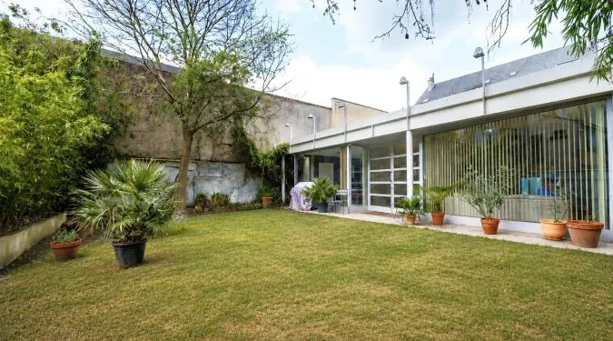 Vue pièce principale loft avec jardin pour investir sur Tours Centre quartier cathédrale | GAUTARD Immobilier transactions